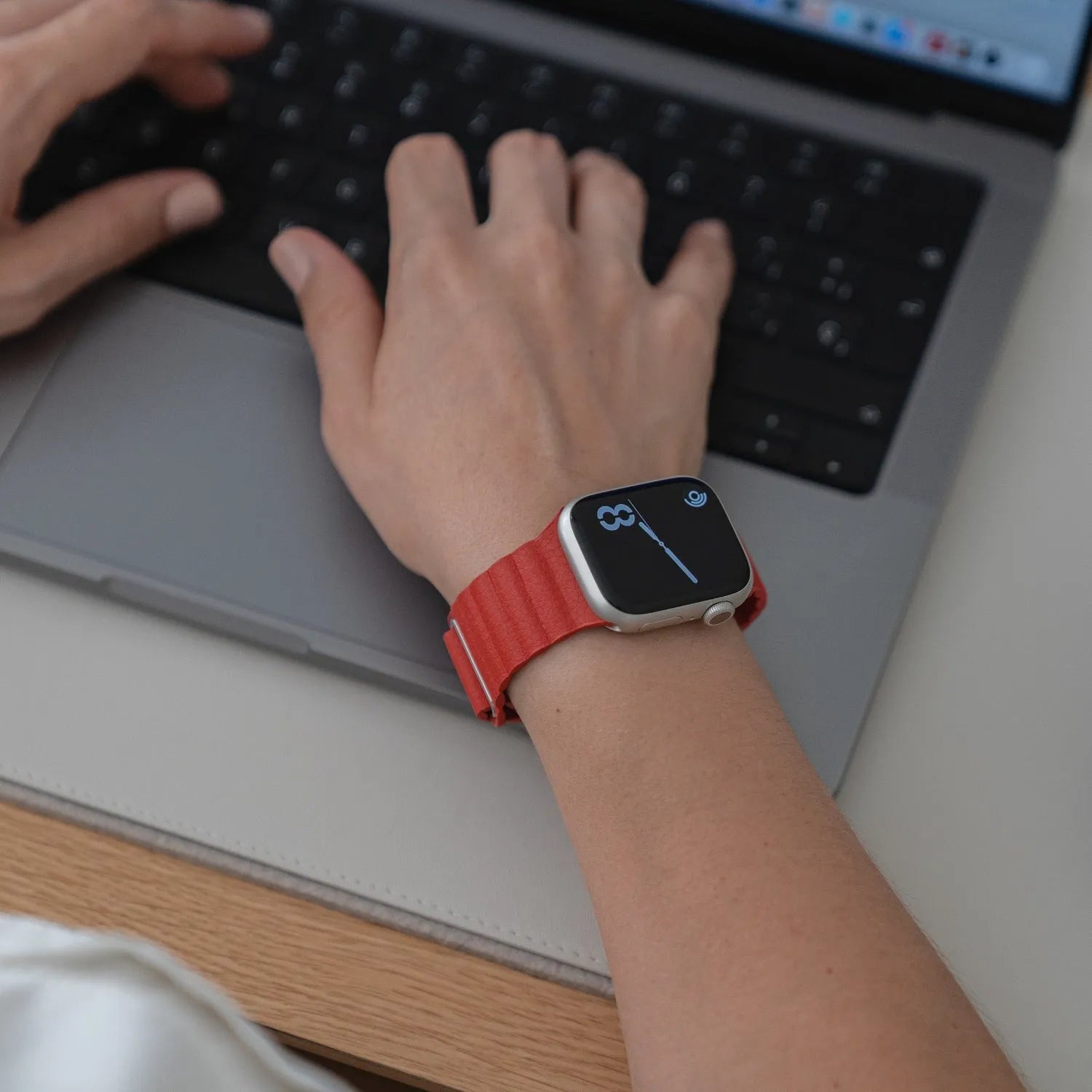 Apple Watch magnetic leather loop#color_red