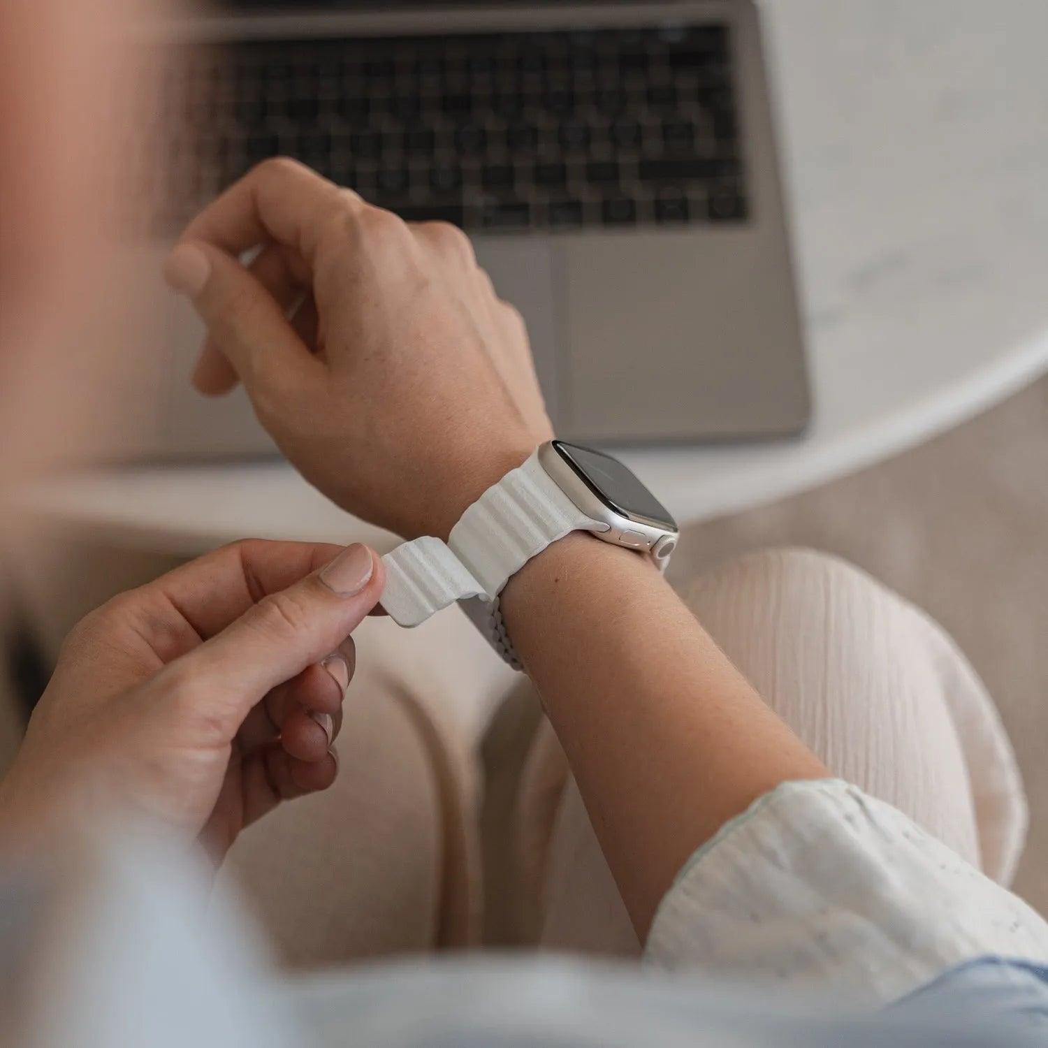 Apple Watch magnetic leather loop#color_white