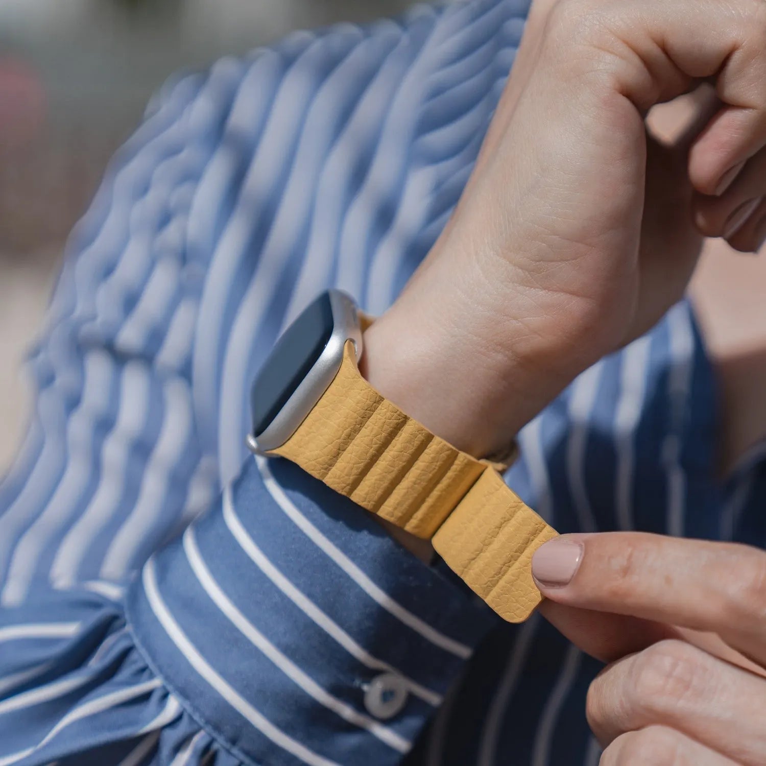 Apple Watch magnetic leather loop#color_yellow