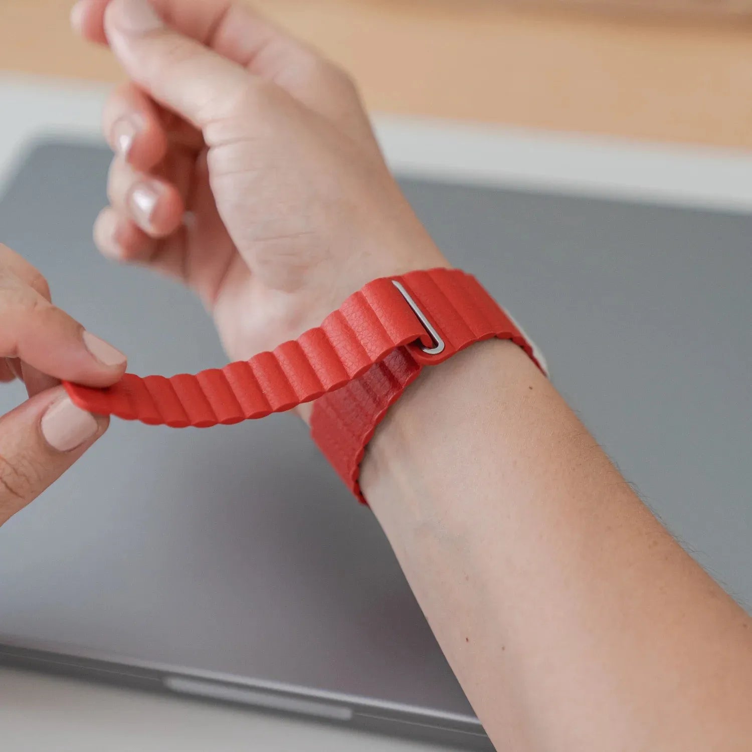 Apple Watch magnetic leather loop#color_red