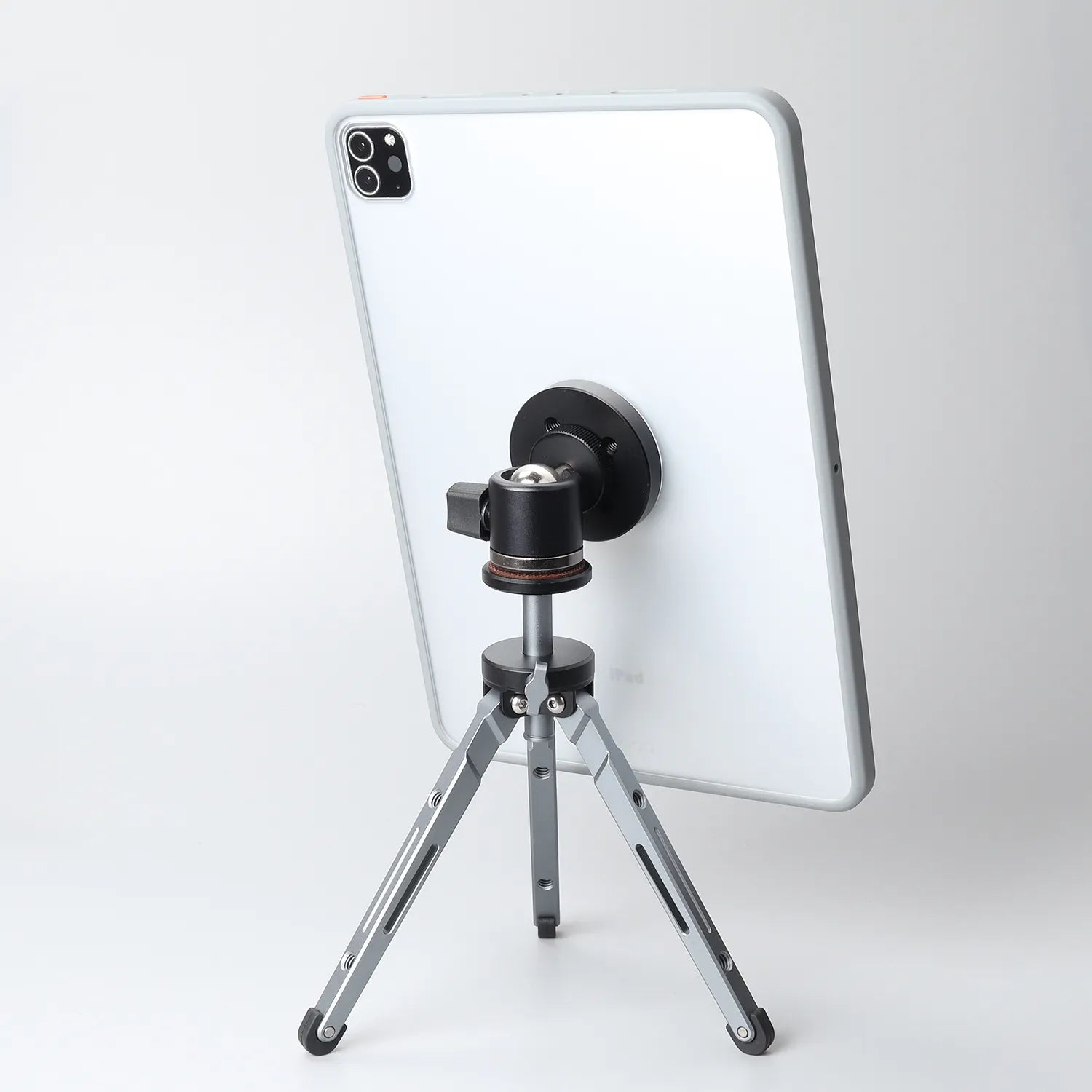iPad Pro case is equipped with a magnetic tripod stand